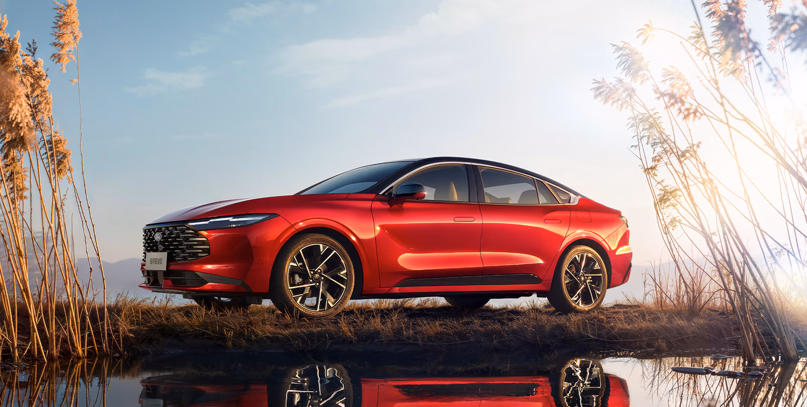 Красный Ford Mondeo спереди в три четверти