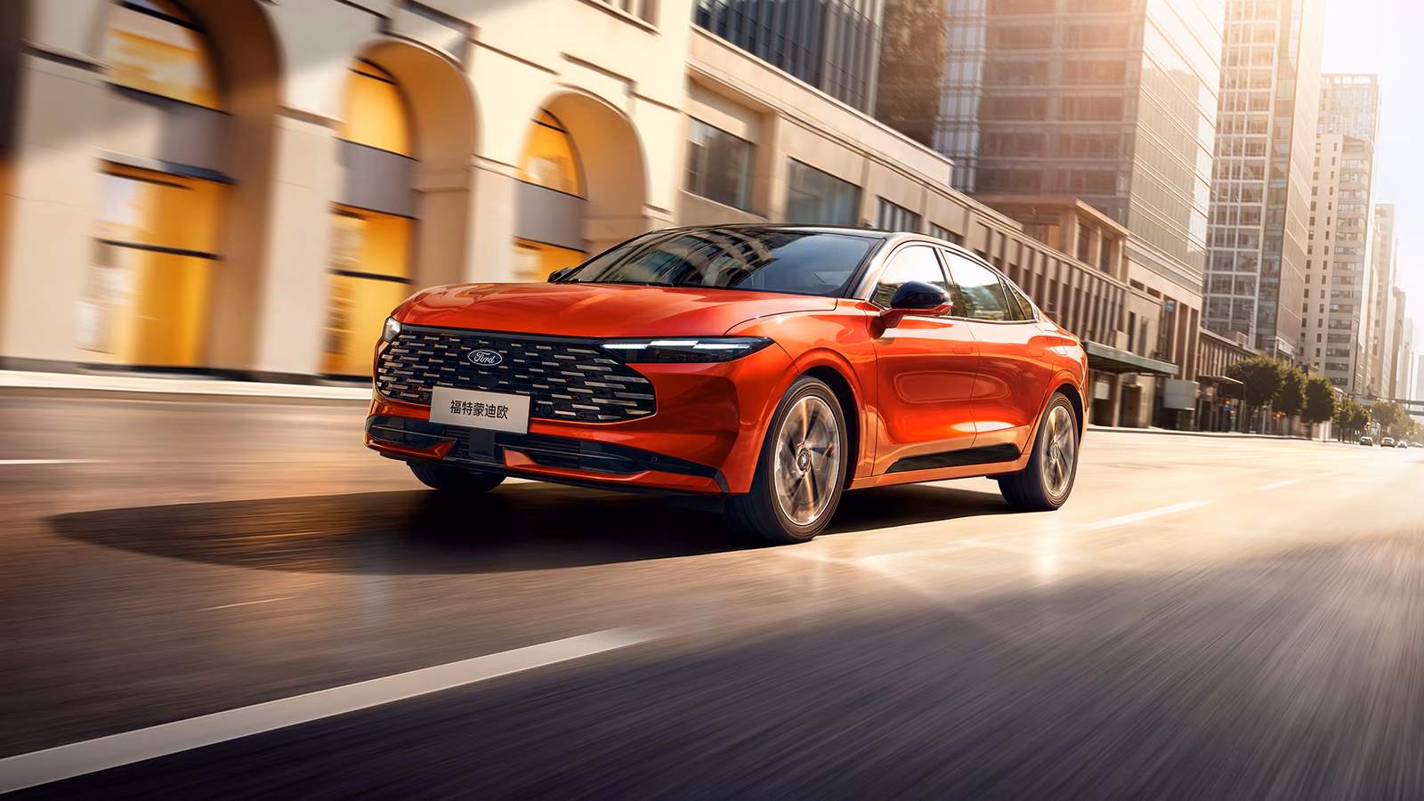Ford Mondeo в движении по городу