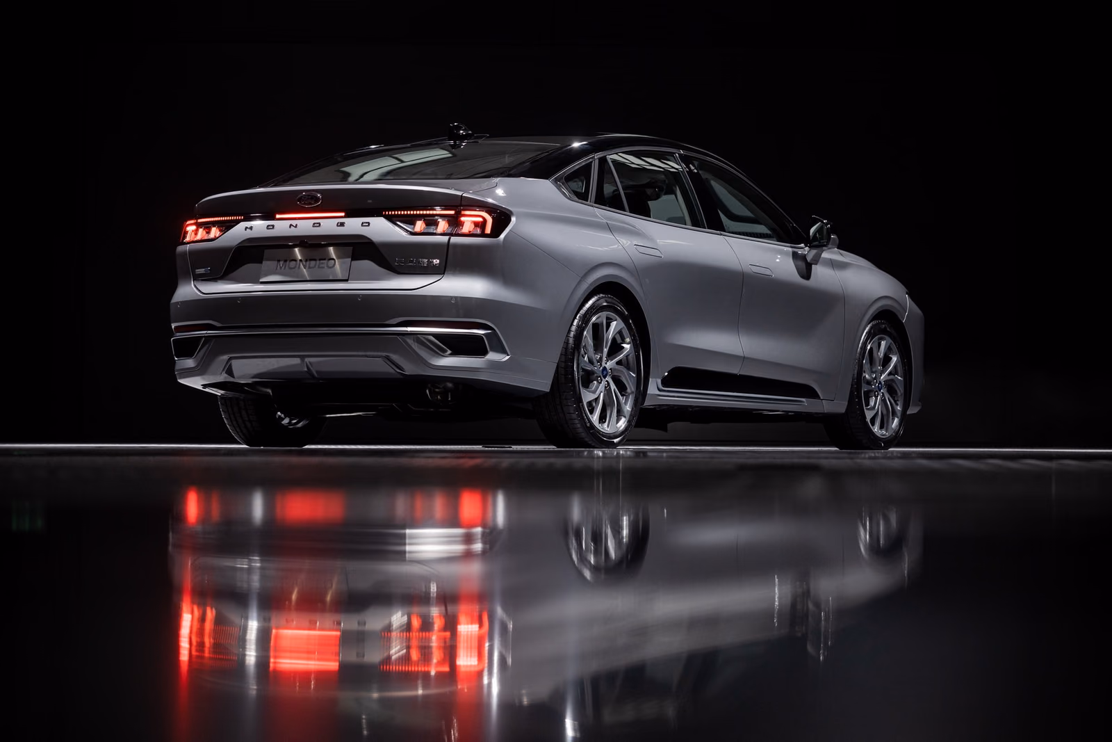 Ford Mondeo — спереди в три четверти