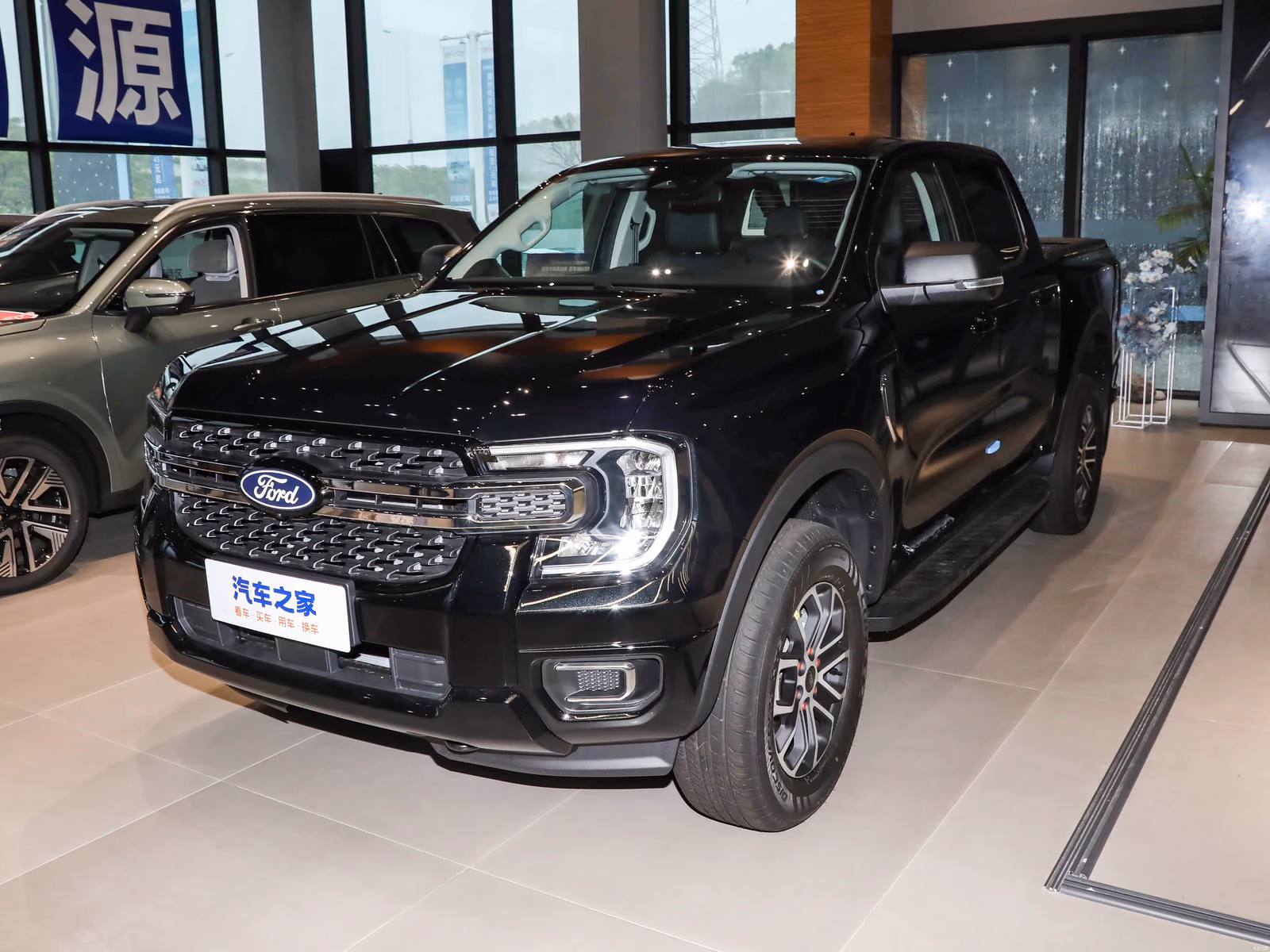 Ford Ranger T6.2 — чёрный кузов спереди в три четверти