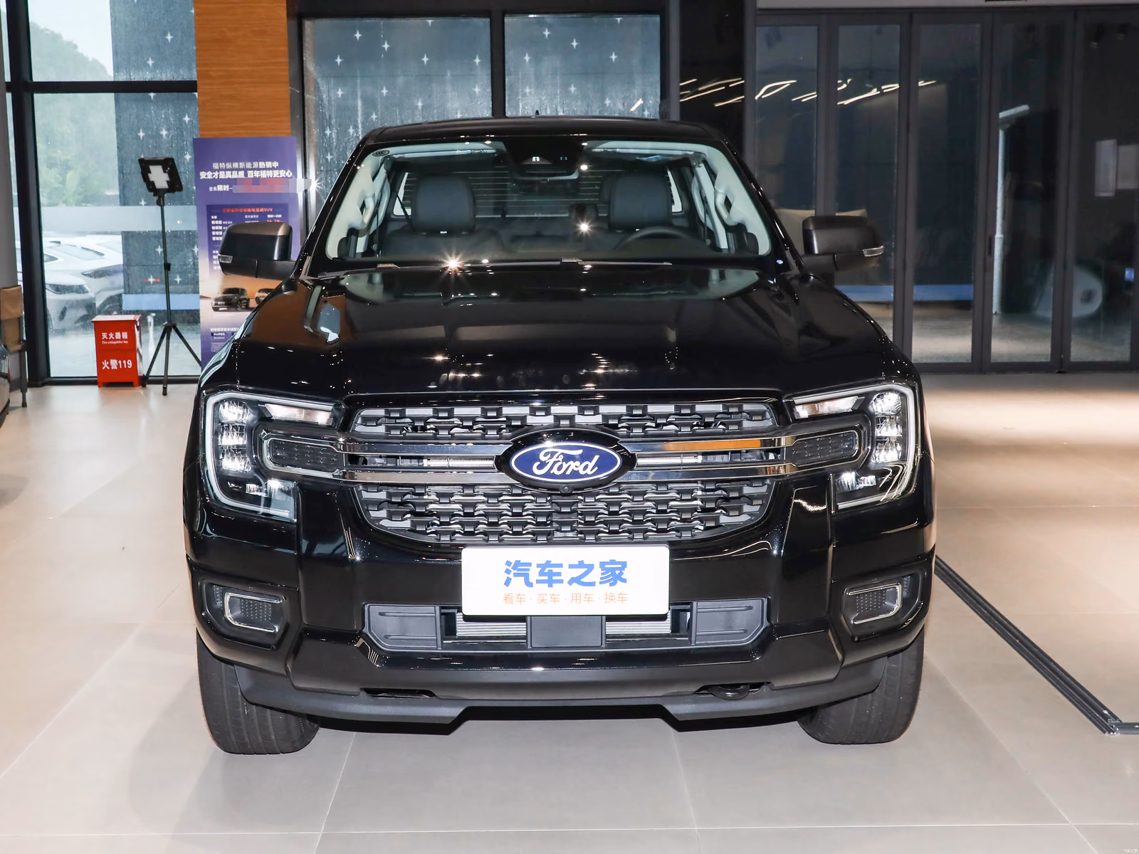Ford Ranger T6.2 — чёрный кузов строго спереди