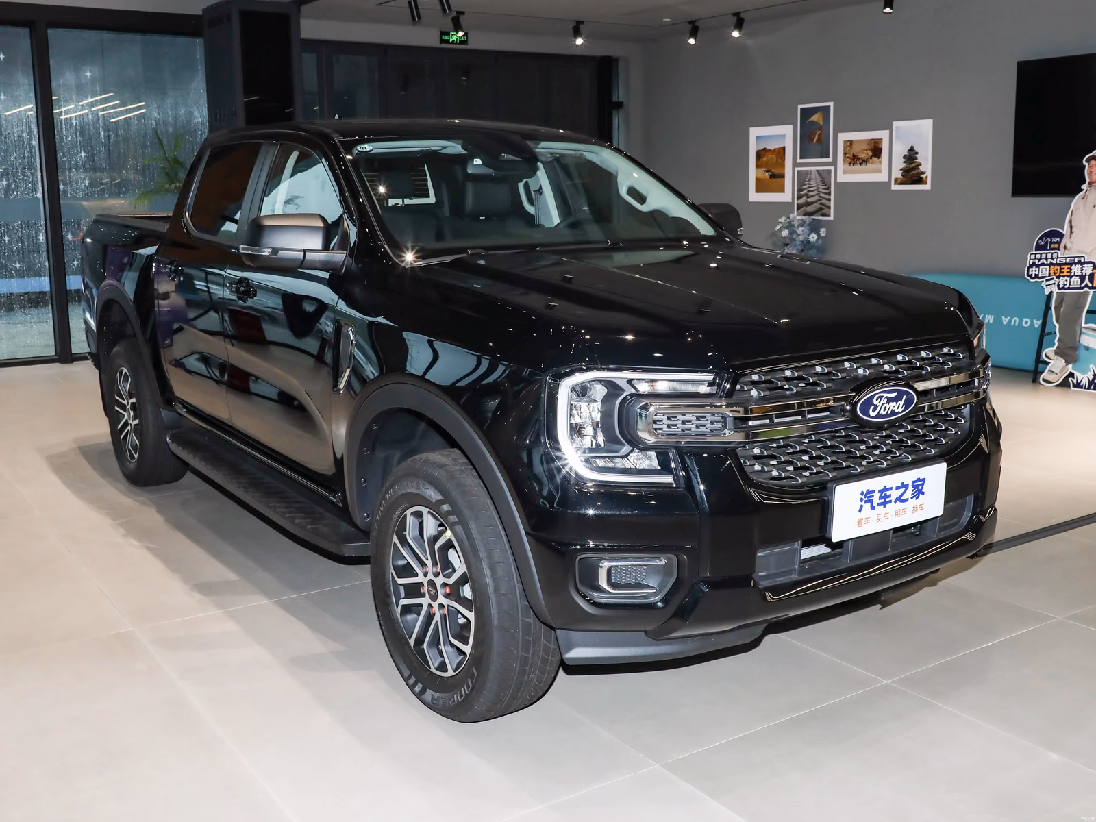 Ford Ranger T6.2 — чёрный кузов спереди с другой стороны