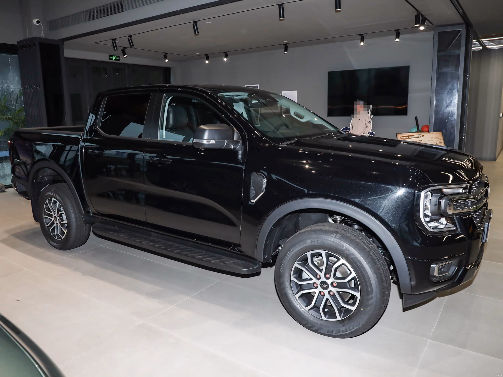 Ford Ranger T6.2 — чёрный кузов сбоку