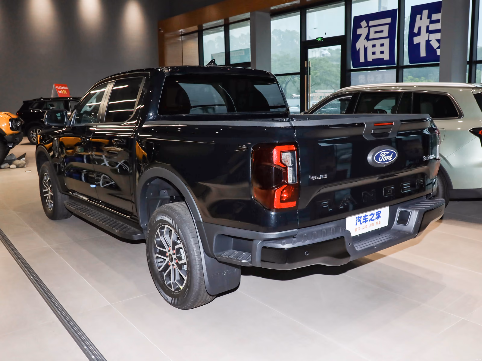 Ford Ranger T6.2 — чёрный кузов сзади в три четверти