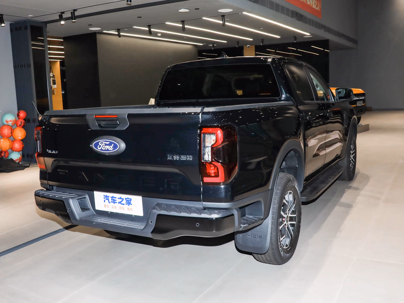 Ford Ranger T6.2 — чёрный кузов строго сзади