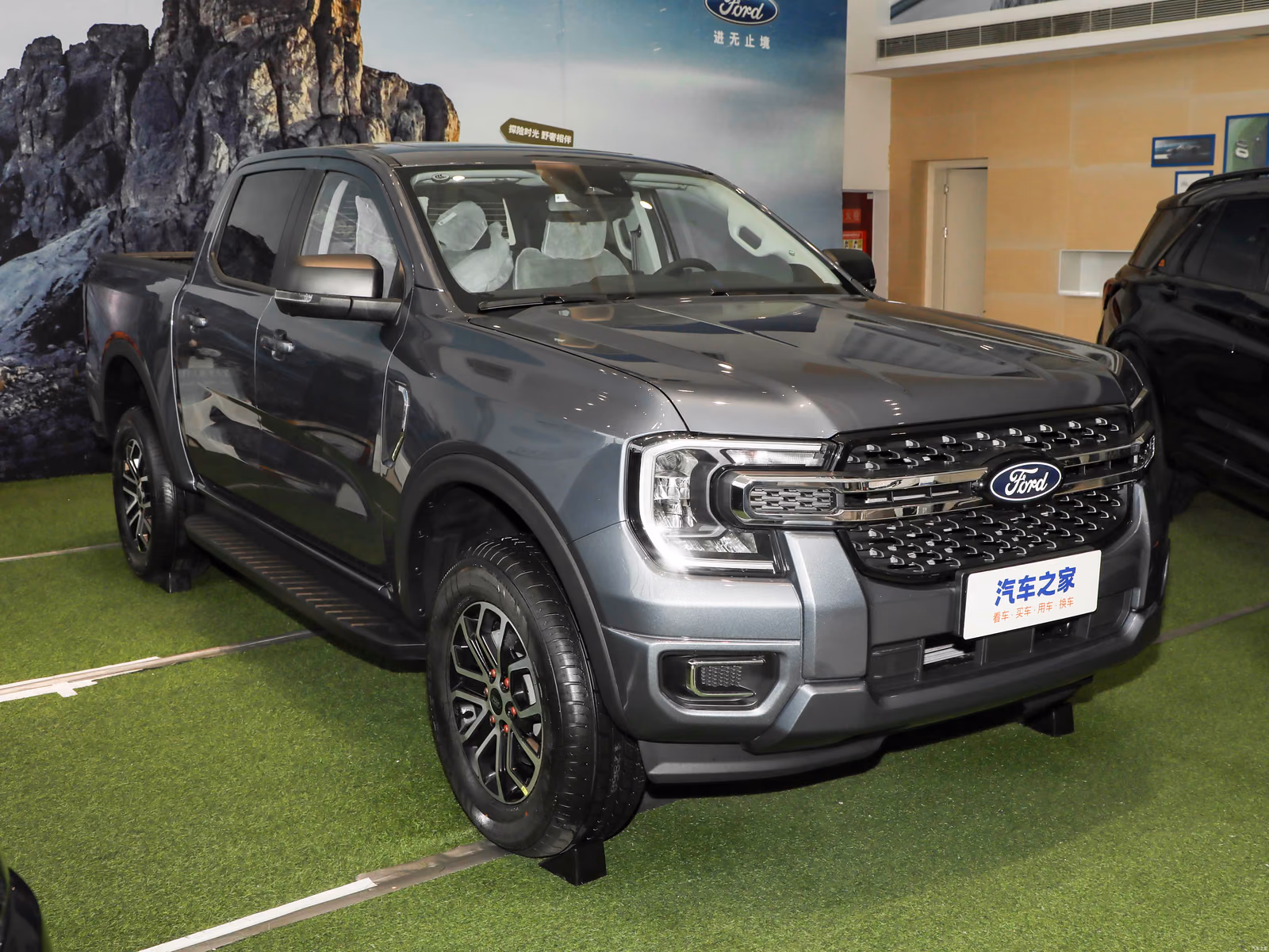 Ford Ranger T6.2 — серый кузов спереди с другой стороны