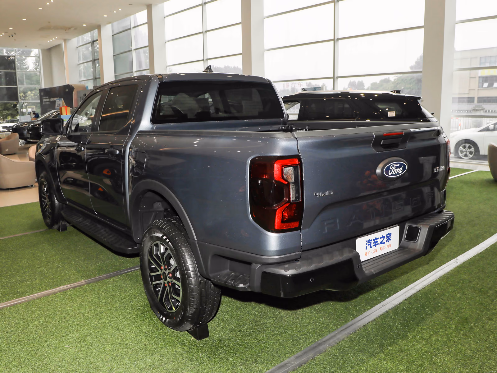 Ford Ranger T6.2 — серый кузов сзади в три четверти