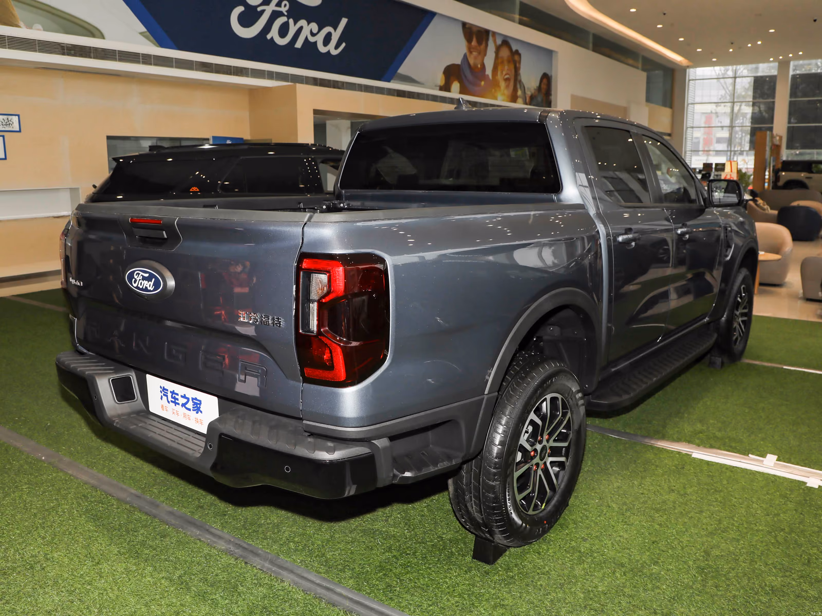 Ford Ranger T6.2 — серый кузов и грузовая платформа сзади