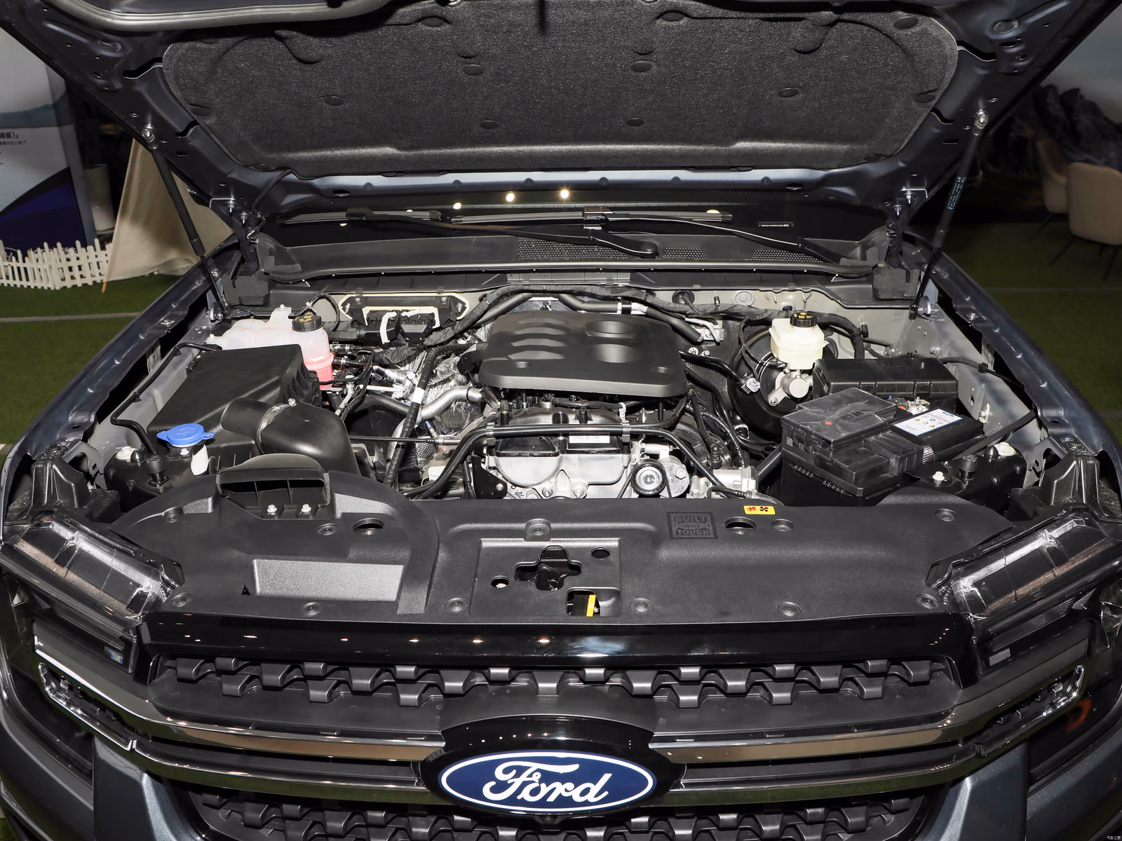 Моторный отсек Ford Ranger