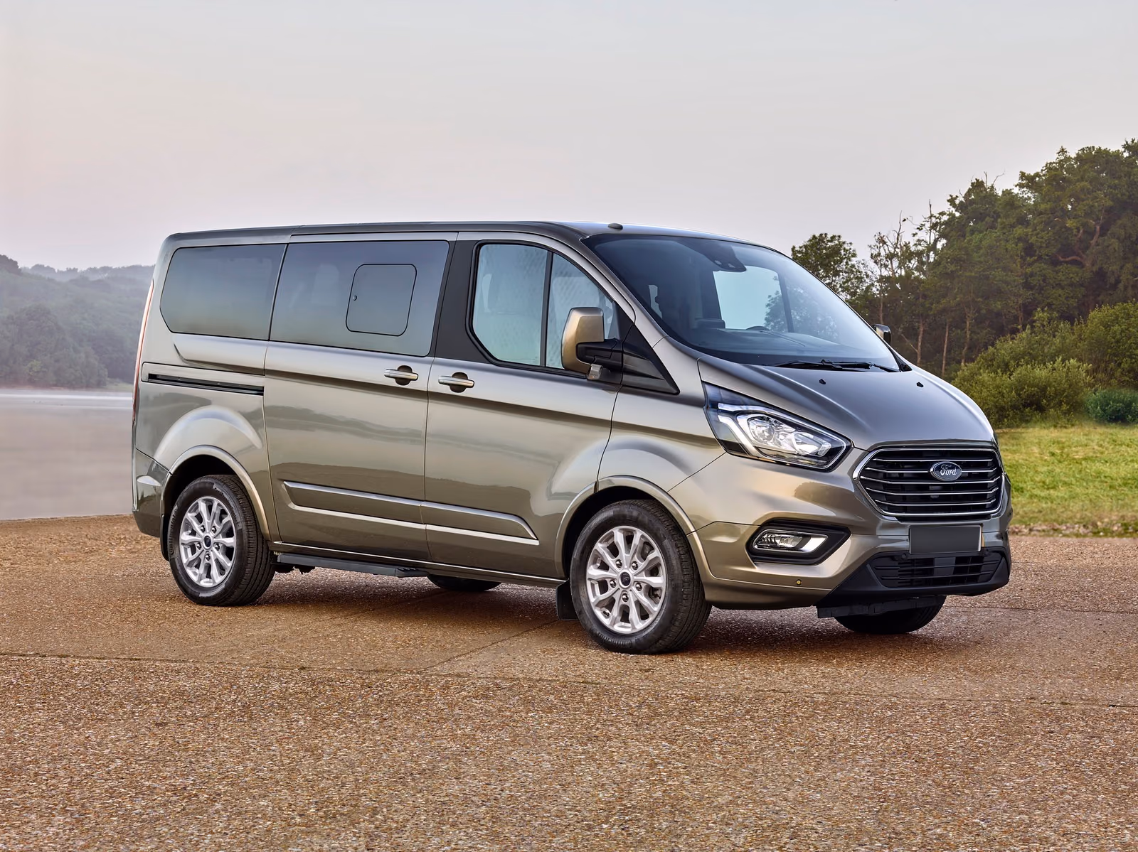 Ford Tourneo Custom у озера, вид спереди в три четверти