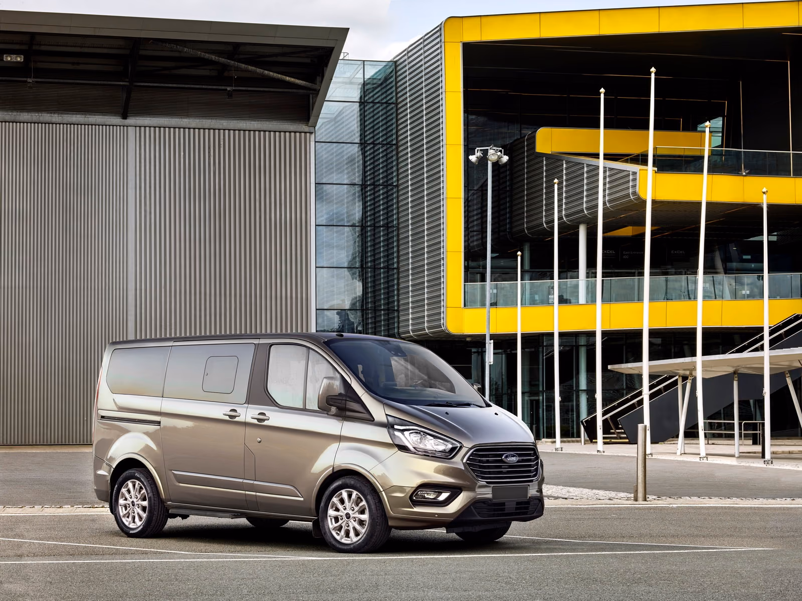 Ford Tourneo Custom у бизнес-центра, вид сбоку