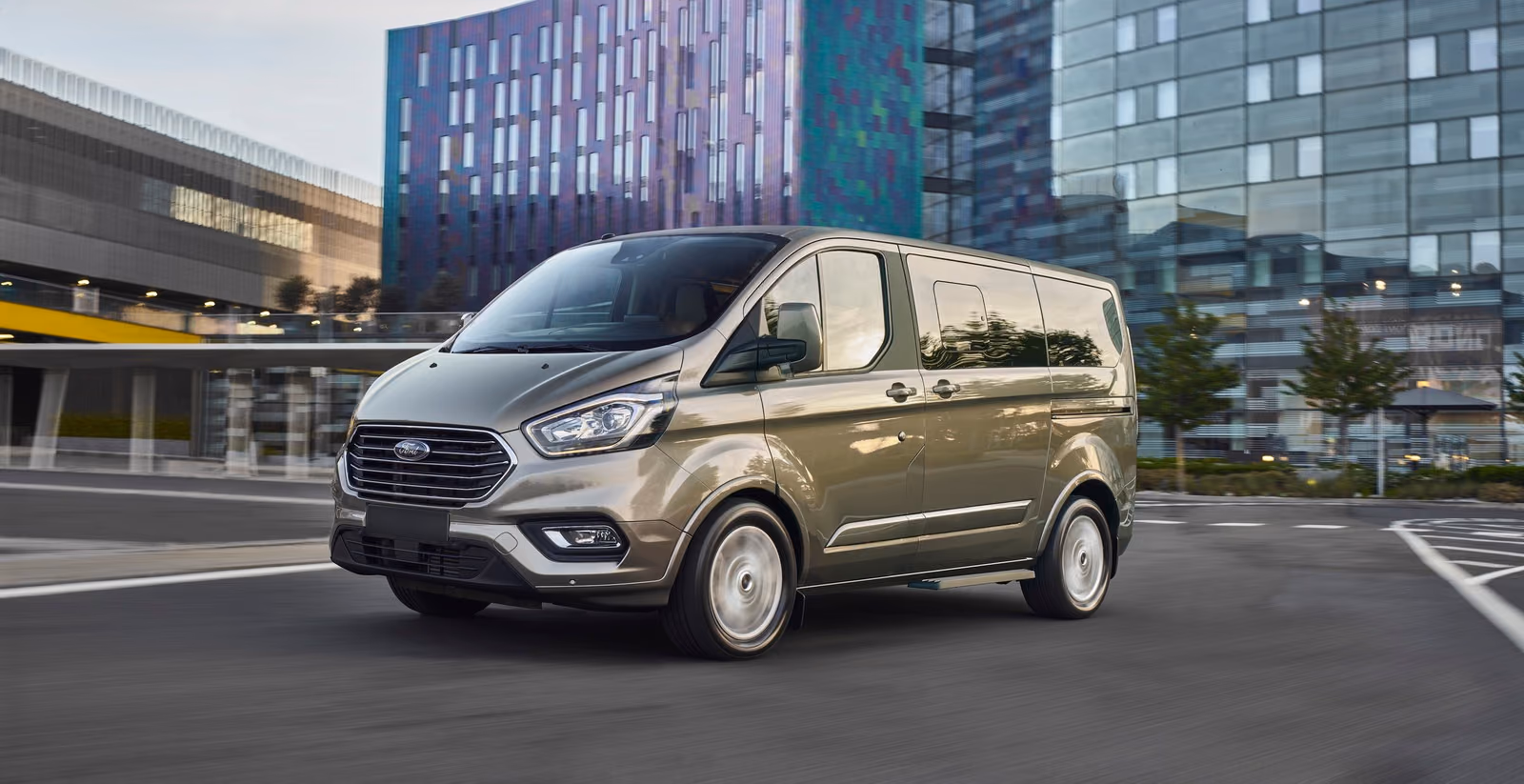 Ford Tourneo Custom в городе, вид спереди в три четверти