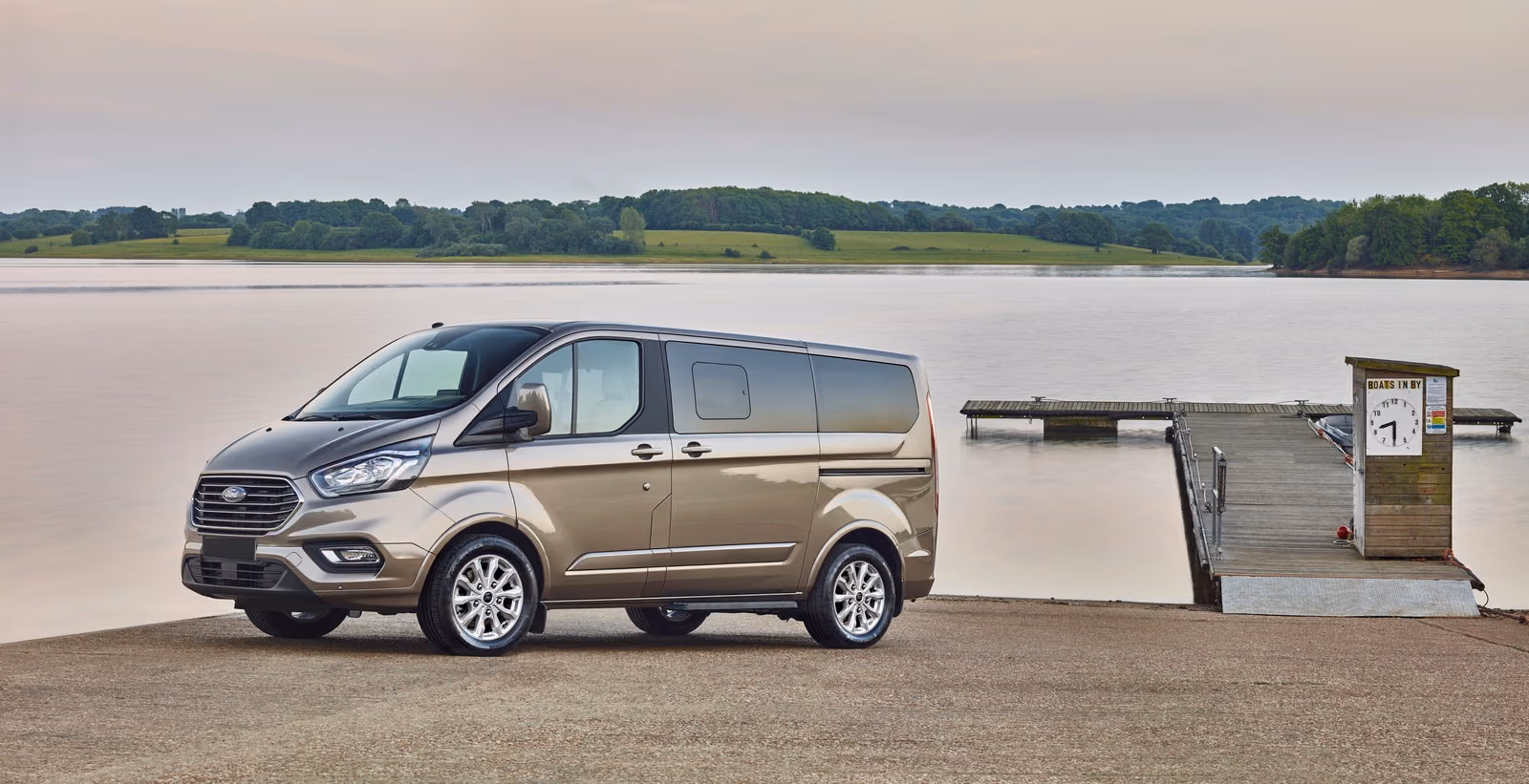Ford Tourneo Custom на набережной, вид сзади в три четверти