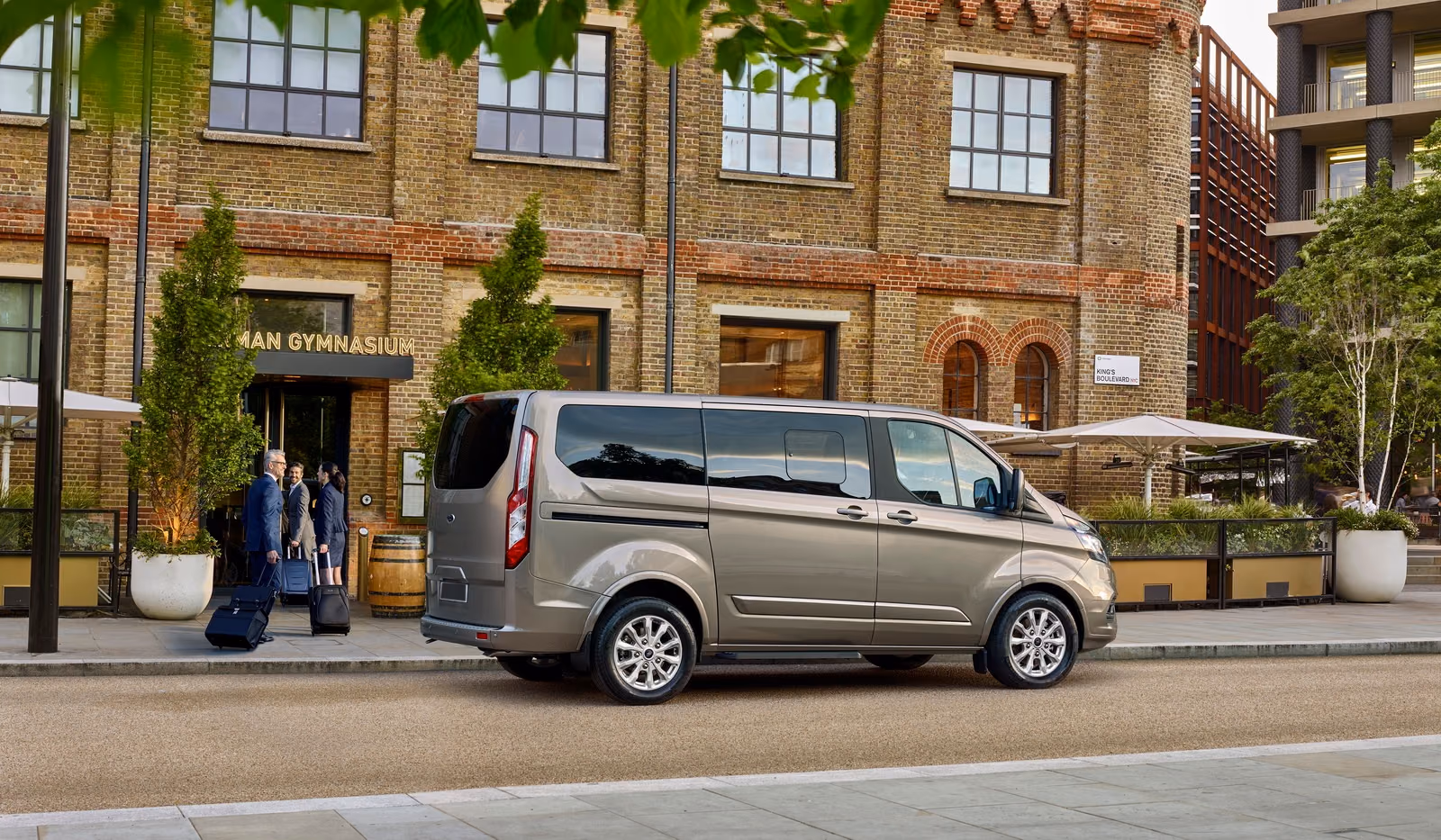 Ford Tourneo Custom у отеля
