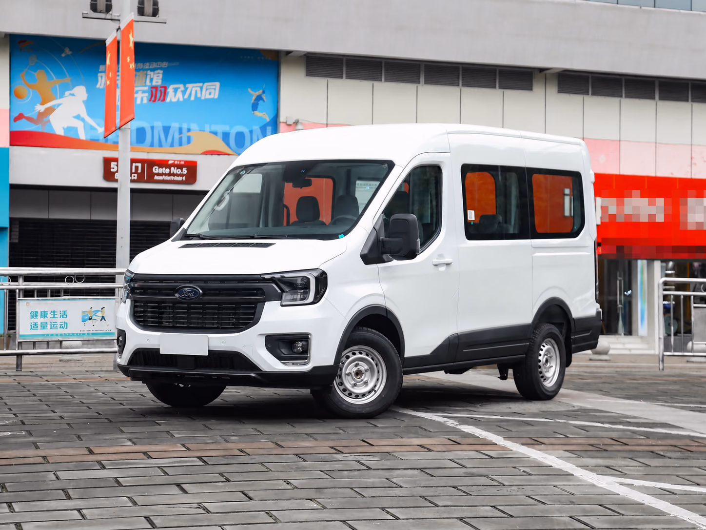 Ford Transit T8 — вид спереди в три четверти