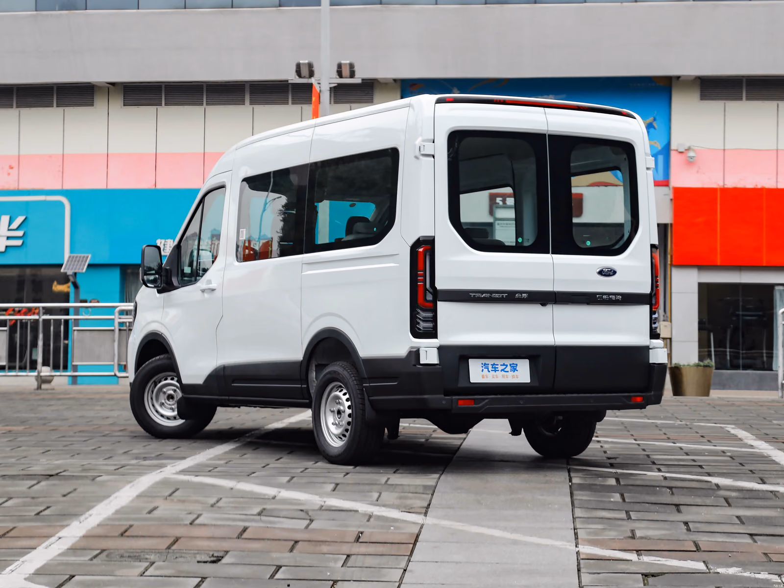 Ford Transit T8 — вид сзади в три четверти