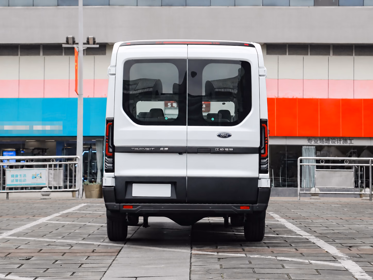 Ford Transit T8 — вид сзади