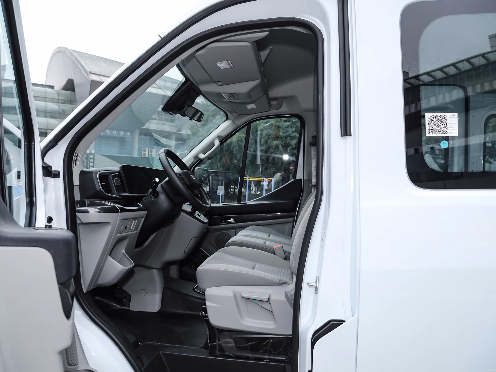Ford Transit T8 — водительское место через открытую дверь