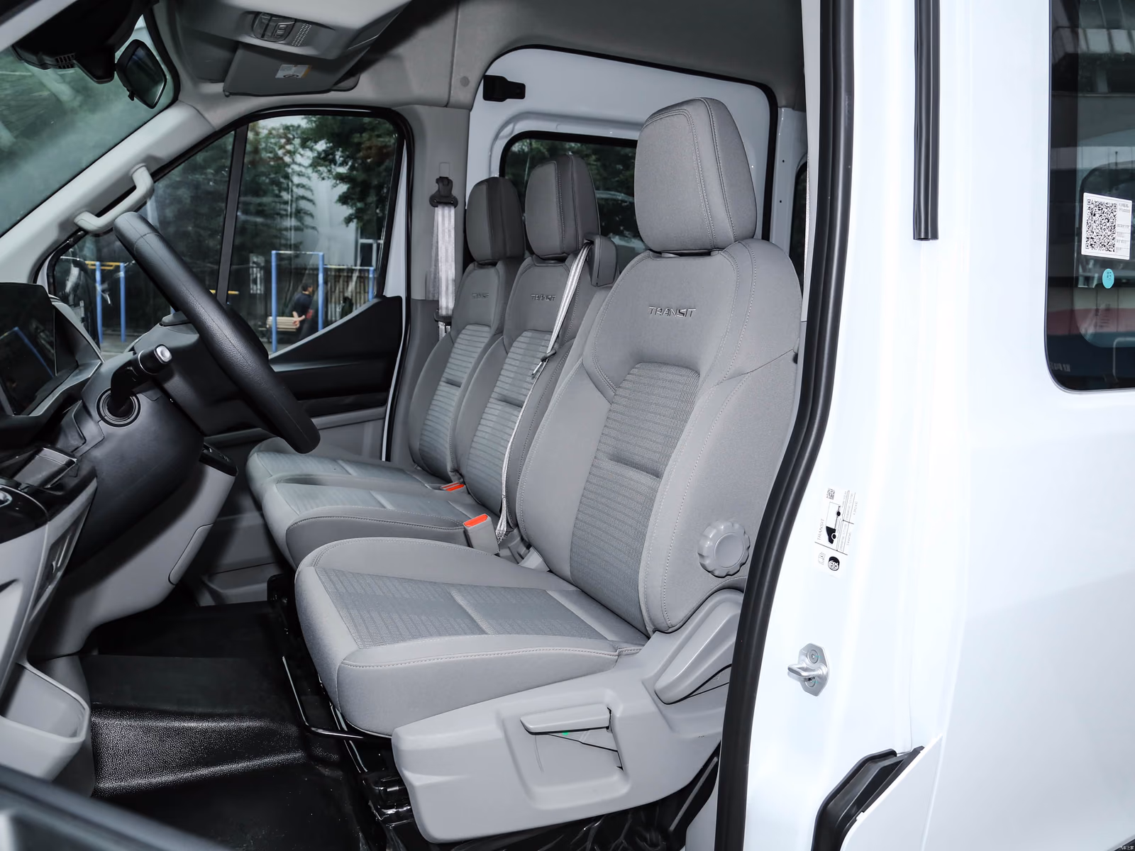 Ford Transit T8 — передний трёхместный ряд