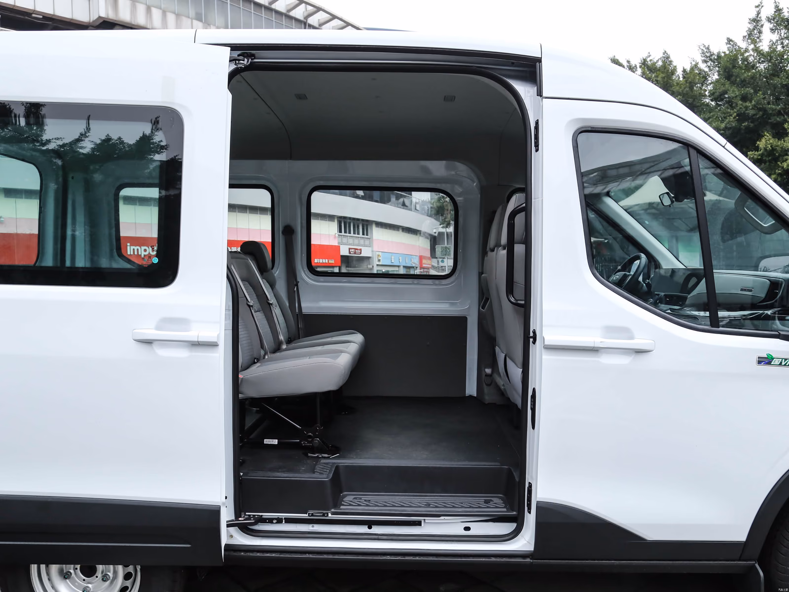 Ford Transit T8 — открытая сдвижная боковая дверь