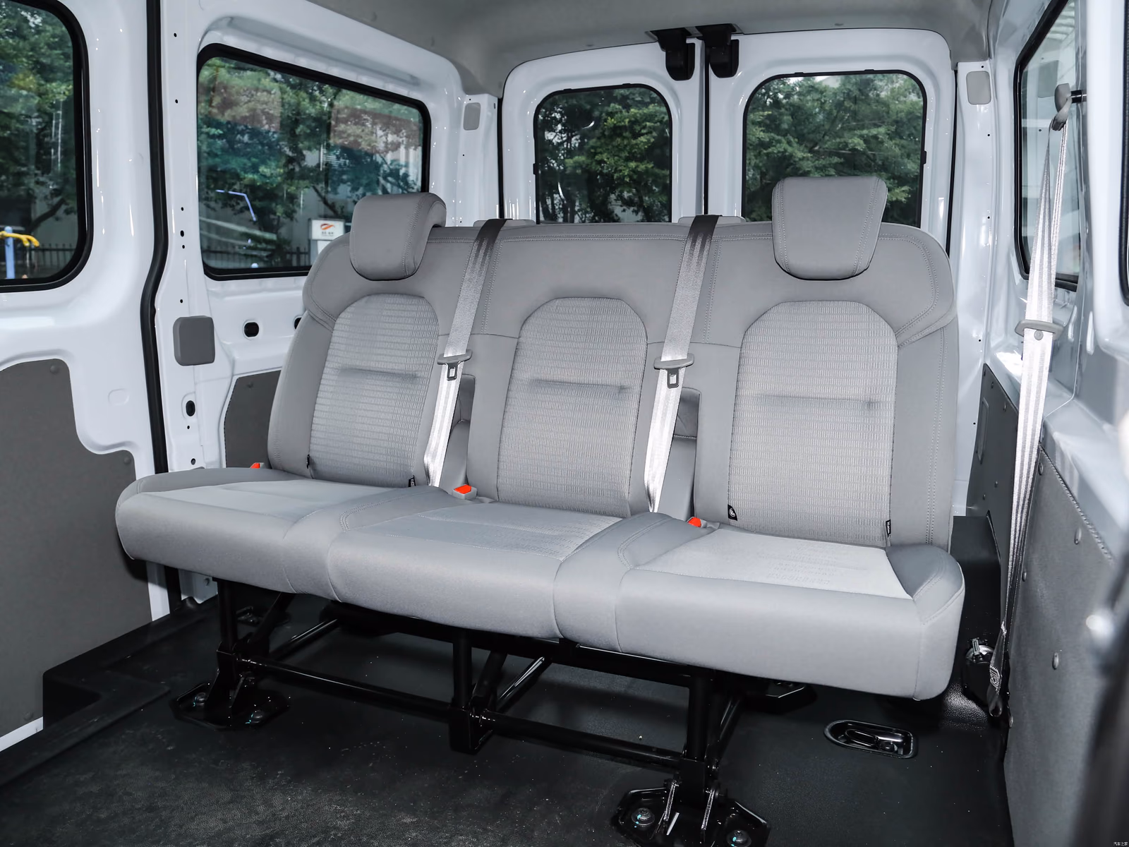 Ford Transit T8 — задний пассажирский диван