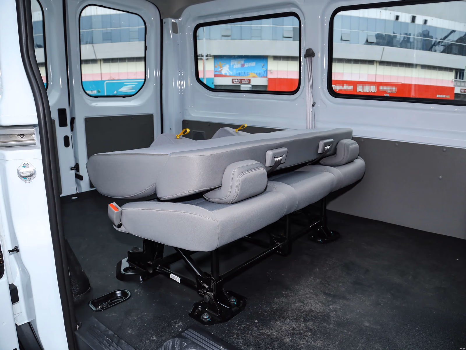 Ford Transit T8 — трансформация заднего ряда