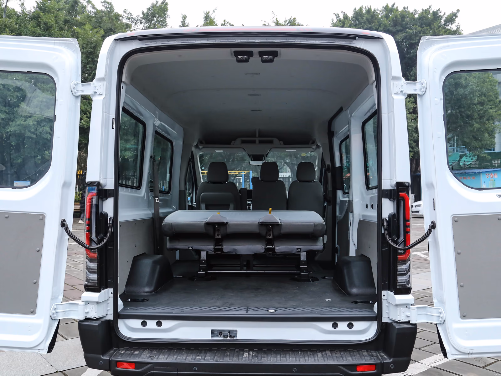 Ford Transit T8 — багажное пространство за третьим рядом