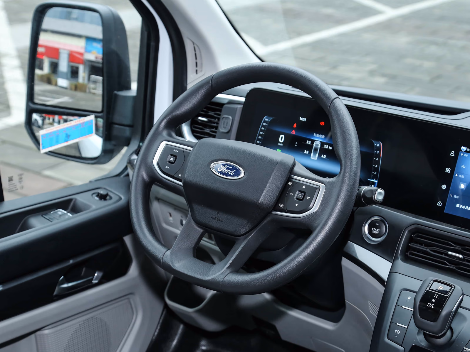 Ford Transit T8 — рулевое колесо и цифровые приборы