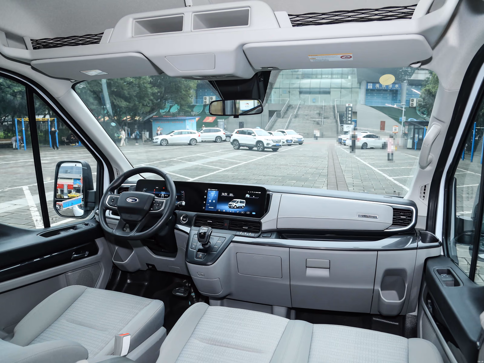 Ford Transit T8 — центральный экран и передняя панель