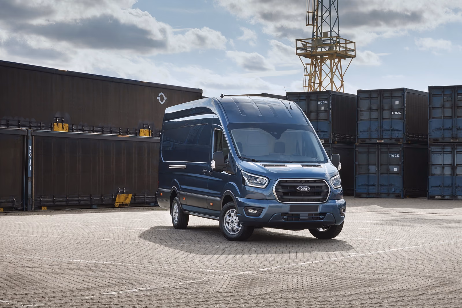 Синий фургон Ford Transit у контейнеров, вид спереди в три четверти