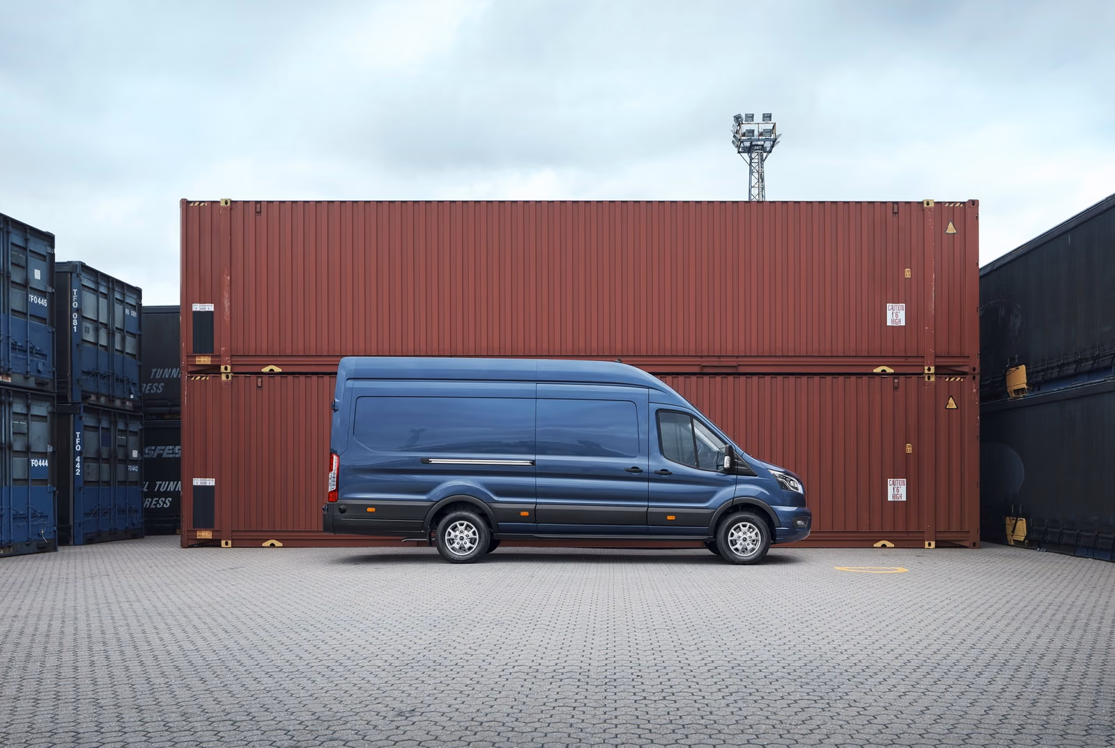 Ford Transit с высокой крышей, вид сбоку