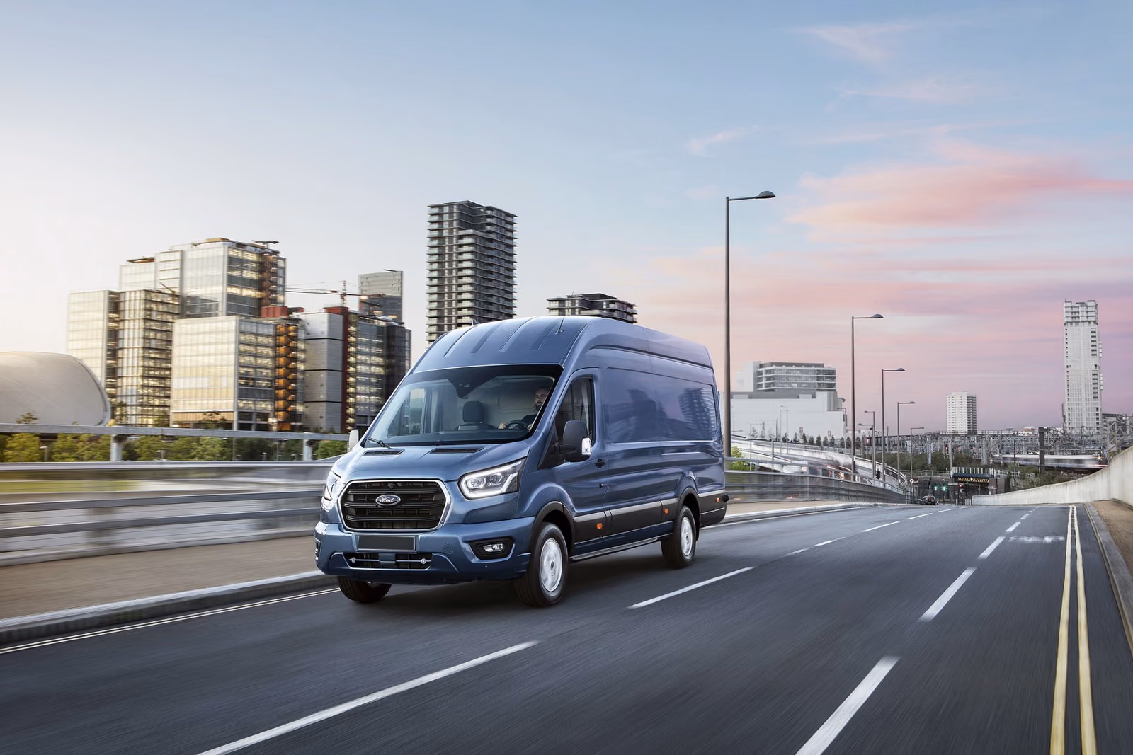 Ford Transit в движении по городской магистрали
