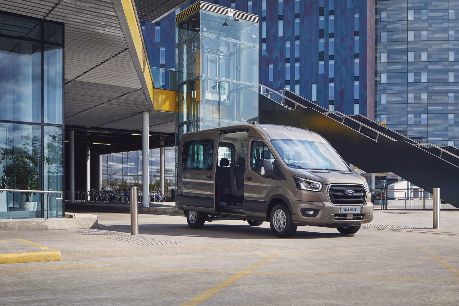 Пассажирский Ford Transit со сдвижной дверью, вид сзади в три четверти