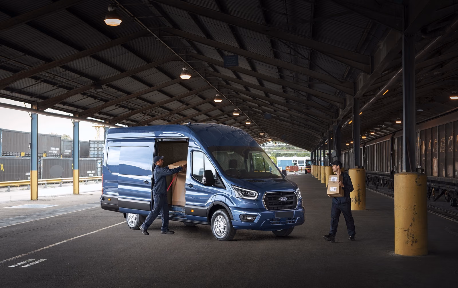 Погрузка через боковую дверь Ford Transit