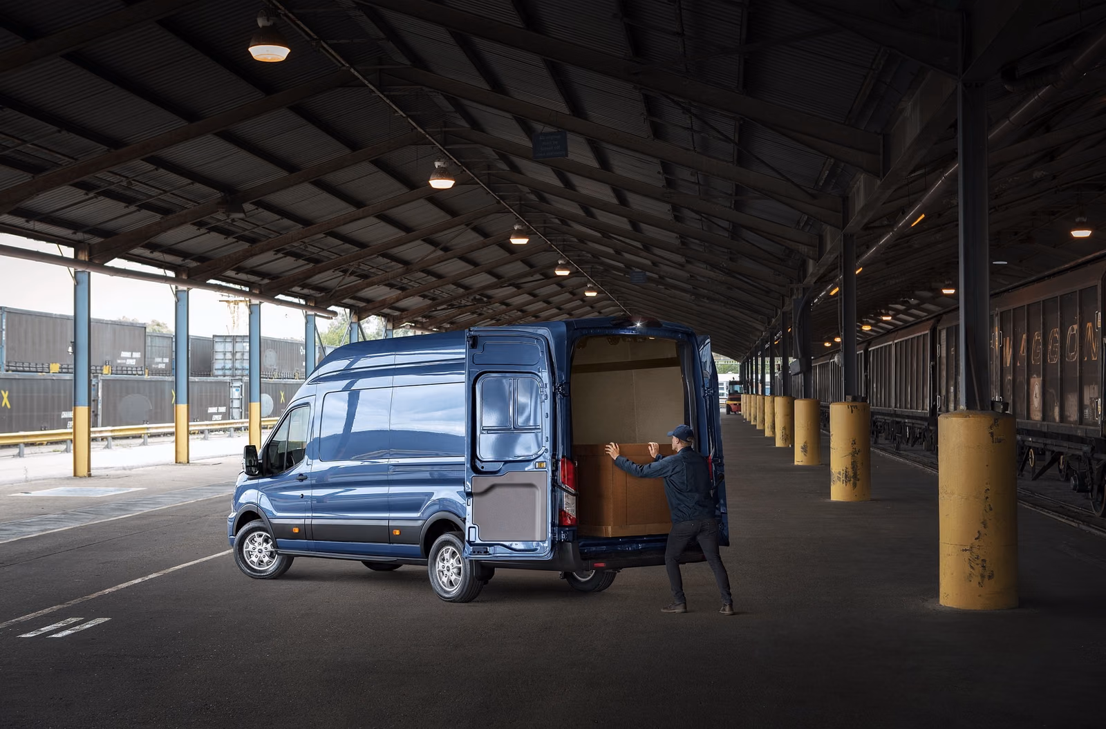 Ford Transit с открытыми задними дверями на складе
