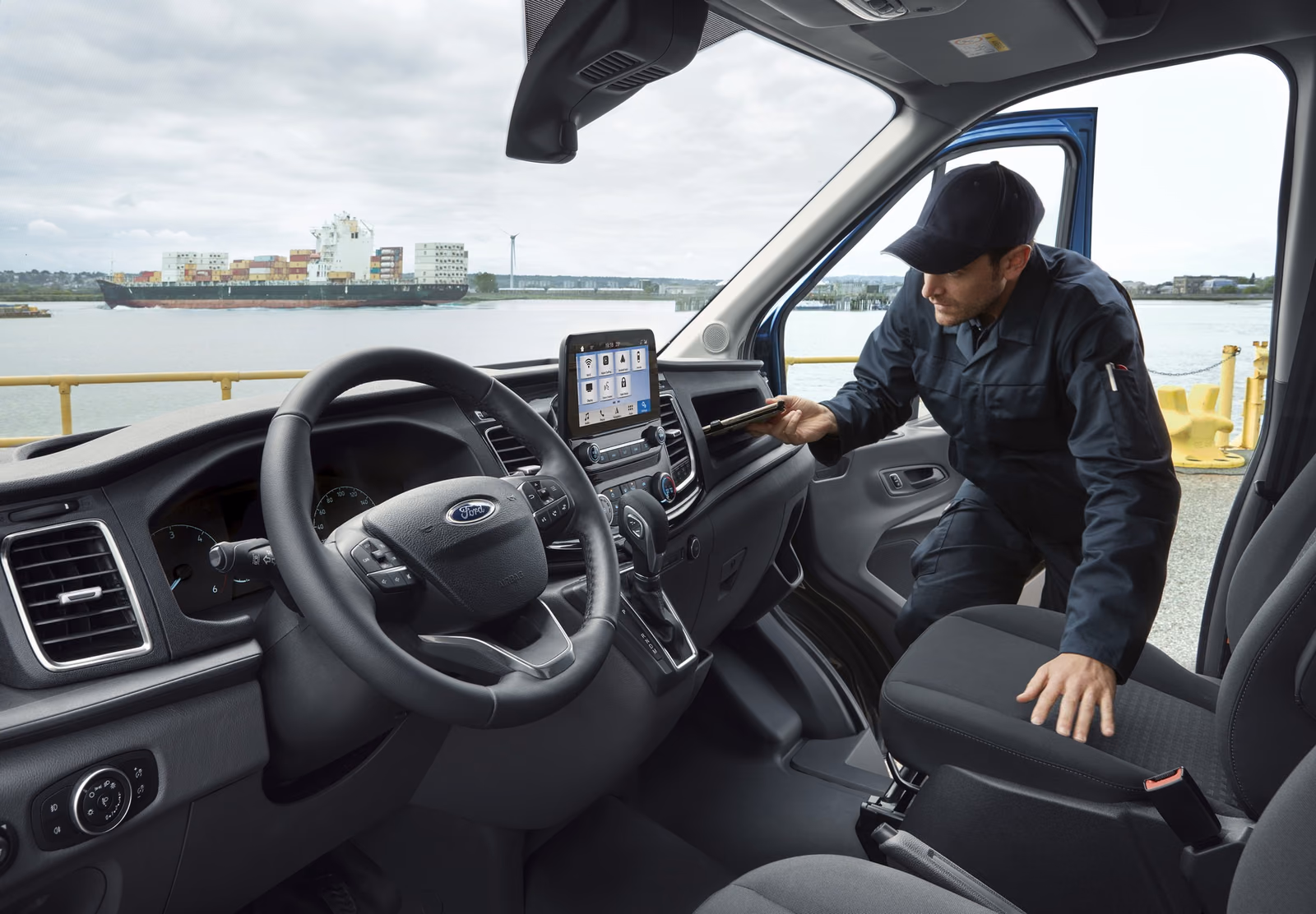 Водитель за рулём Ford Transit