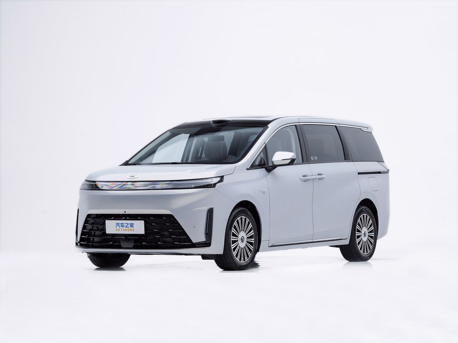 GAC E8 PHEV Ultra — вид спереди в три четверти слева