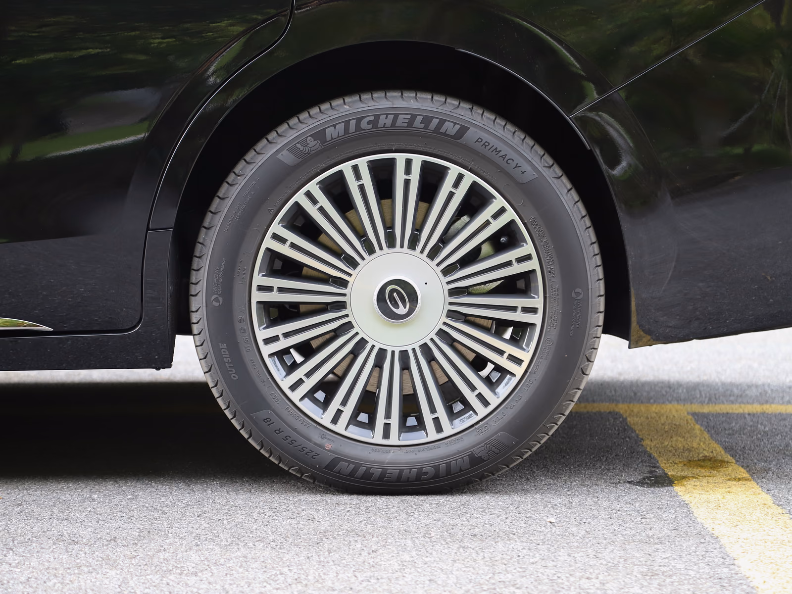 GAC E8 PHEV Ultra — многоспицевое колесо Michelin