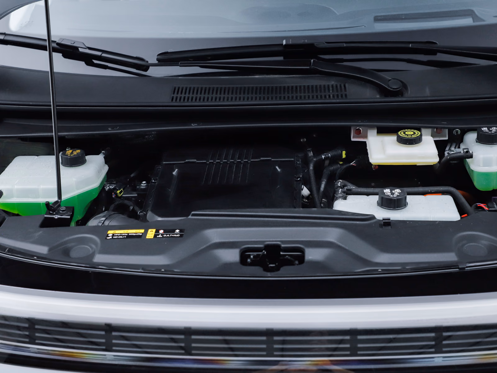 GAC E8 PHEV Ultra — моторный отсек гибридной версии