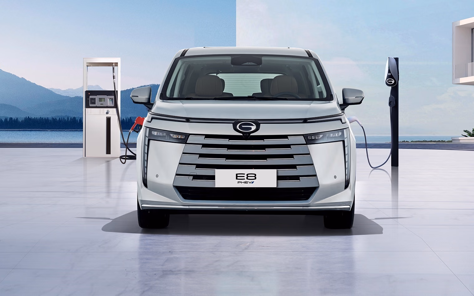 GAC E8 на зарядке у дома, вид спереди