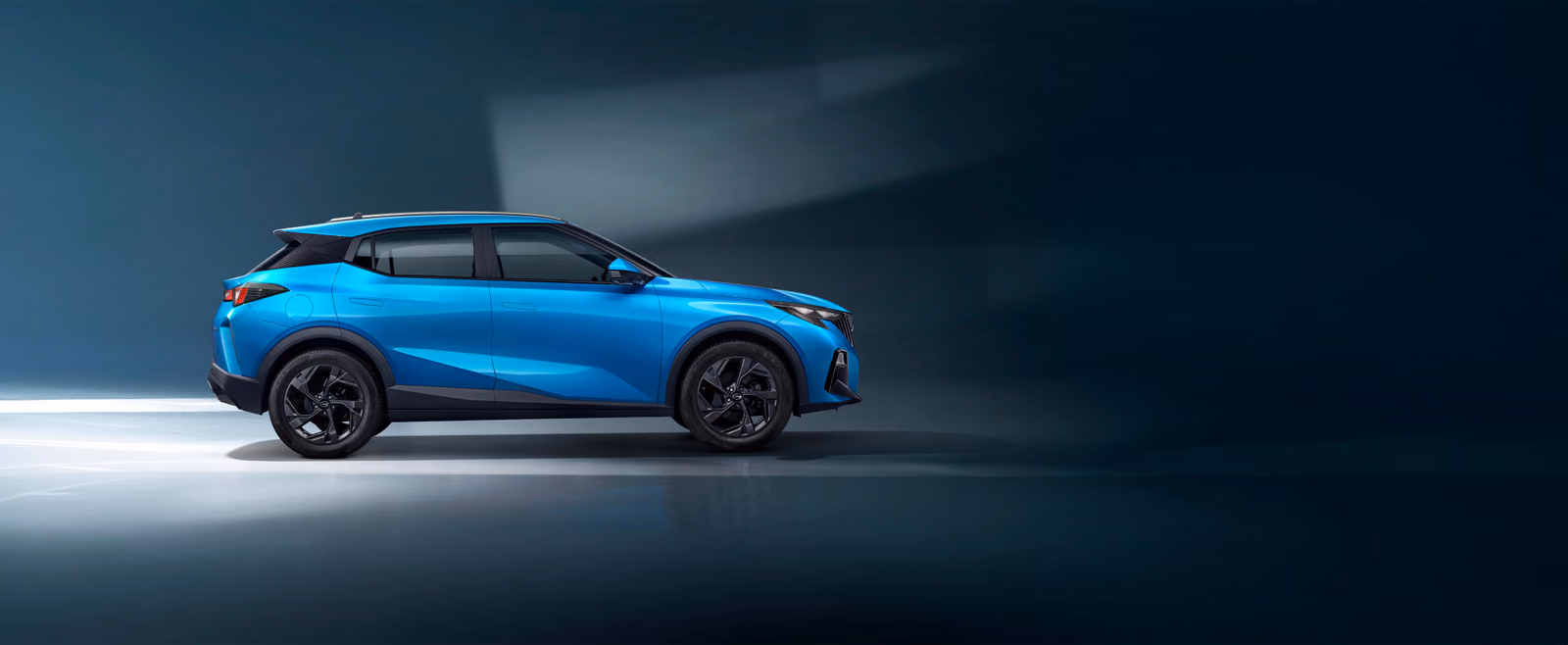 Синий GAC GS3 EMZOOM в профиль на студийном фоне