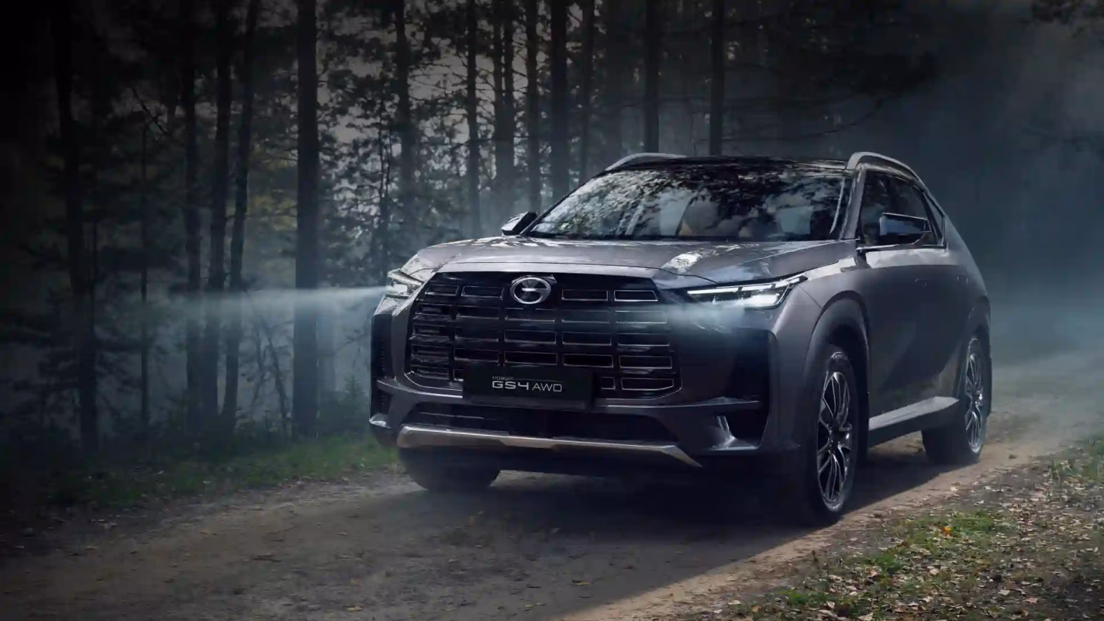 GAC GS4 на лесной дороге, вид спереди в три четверти