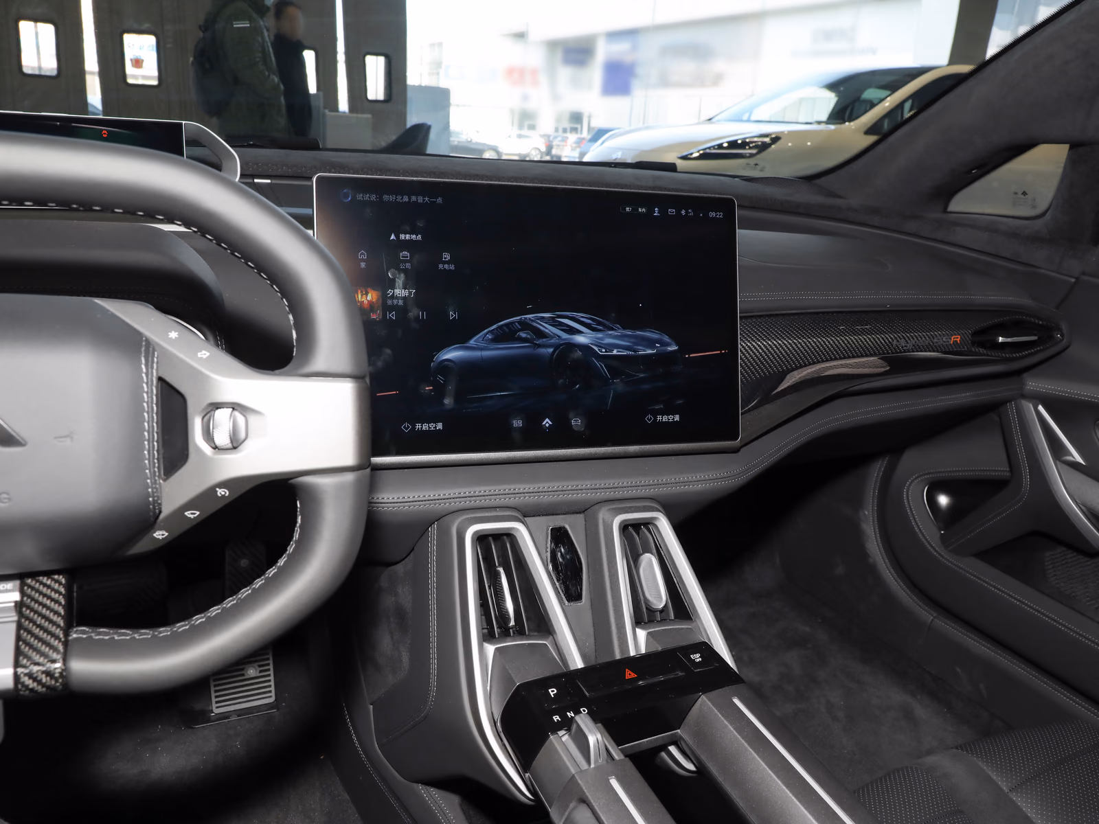 GAC Hyper SSR — центральный экран и органы управления
