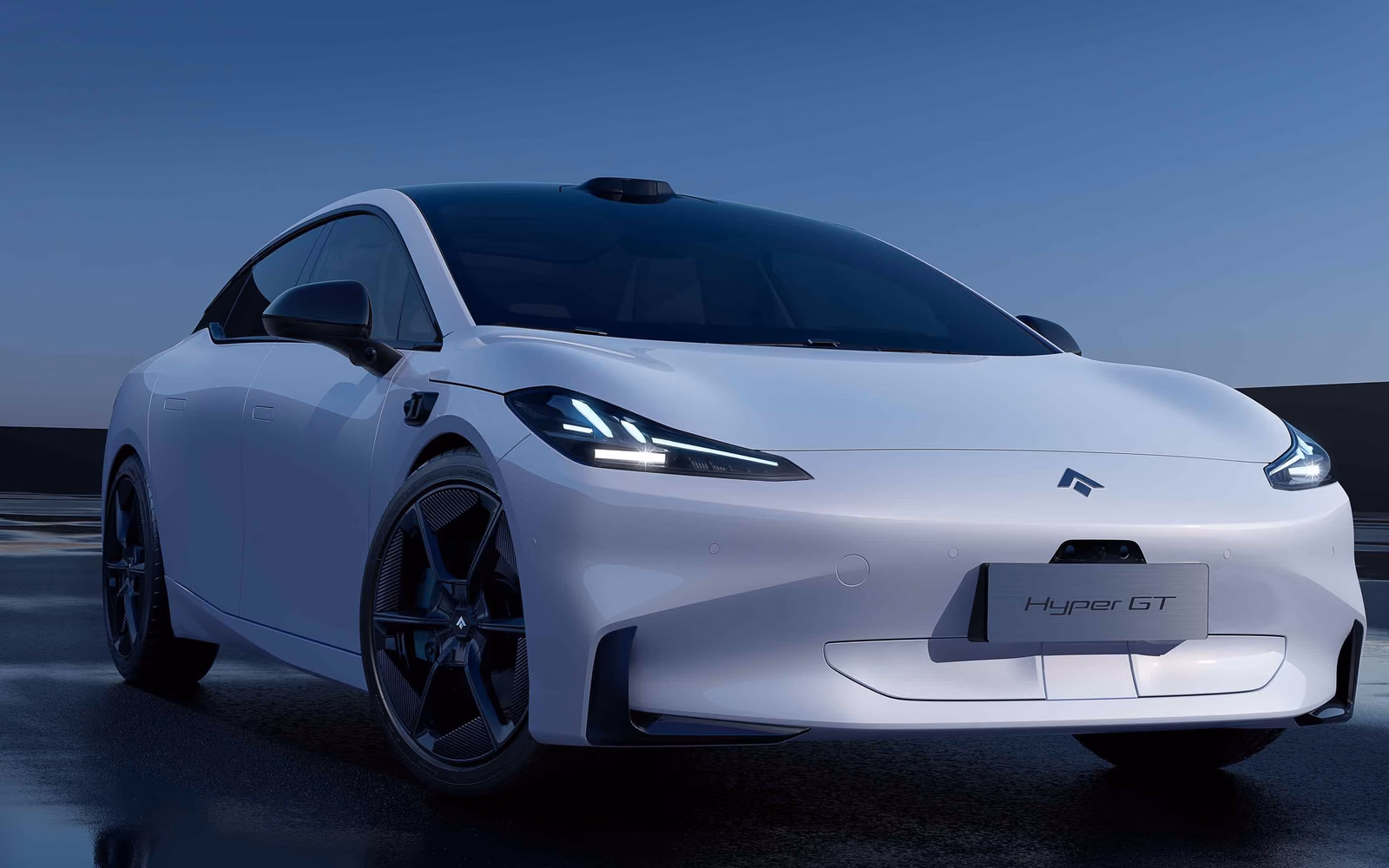 Белый Hyptec GT, вид спереди в три четверти