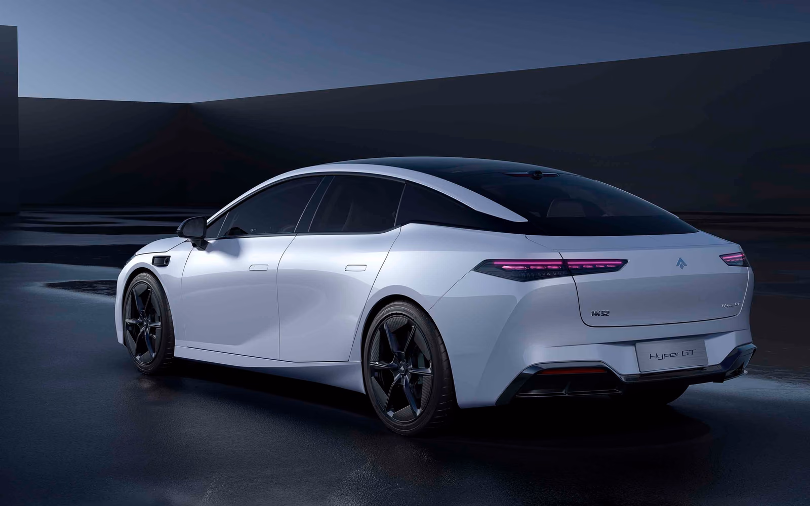 Hyptec GT, вид сзади в три четверти