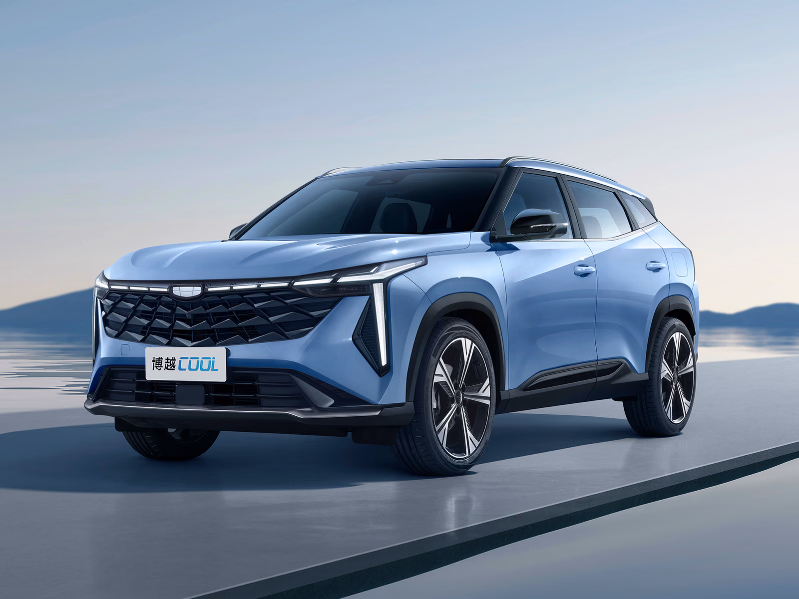 Geely Atlas Cool — кроссовер на дороге