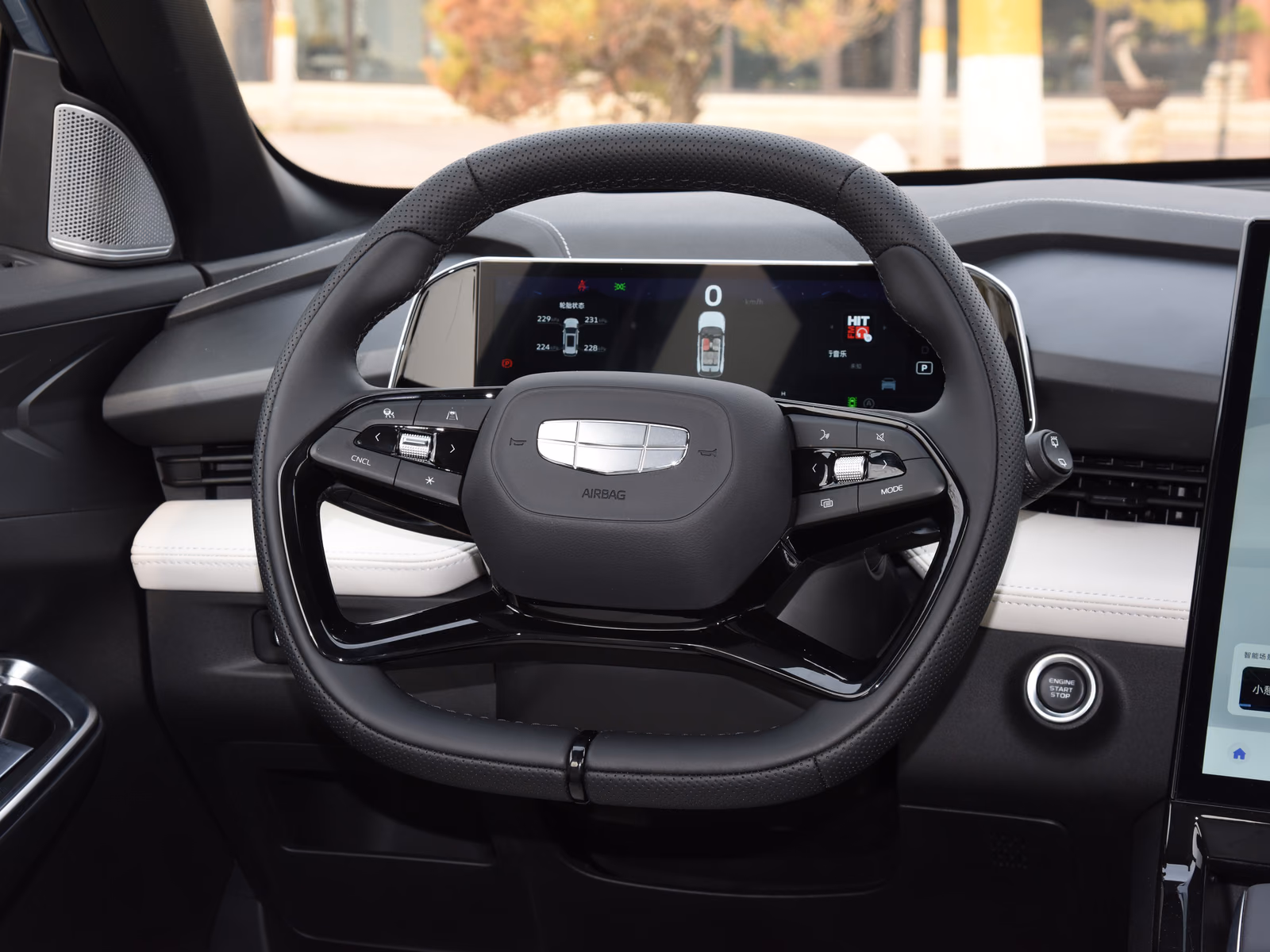 Geely Atlas Cool — рулевое колесо и приборная панель