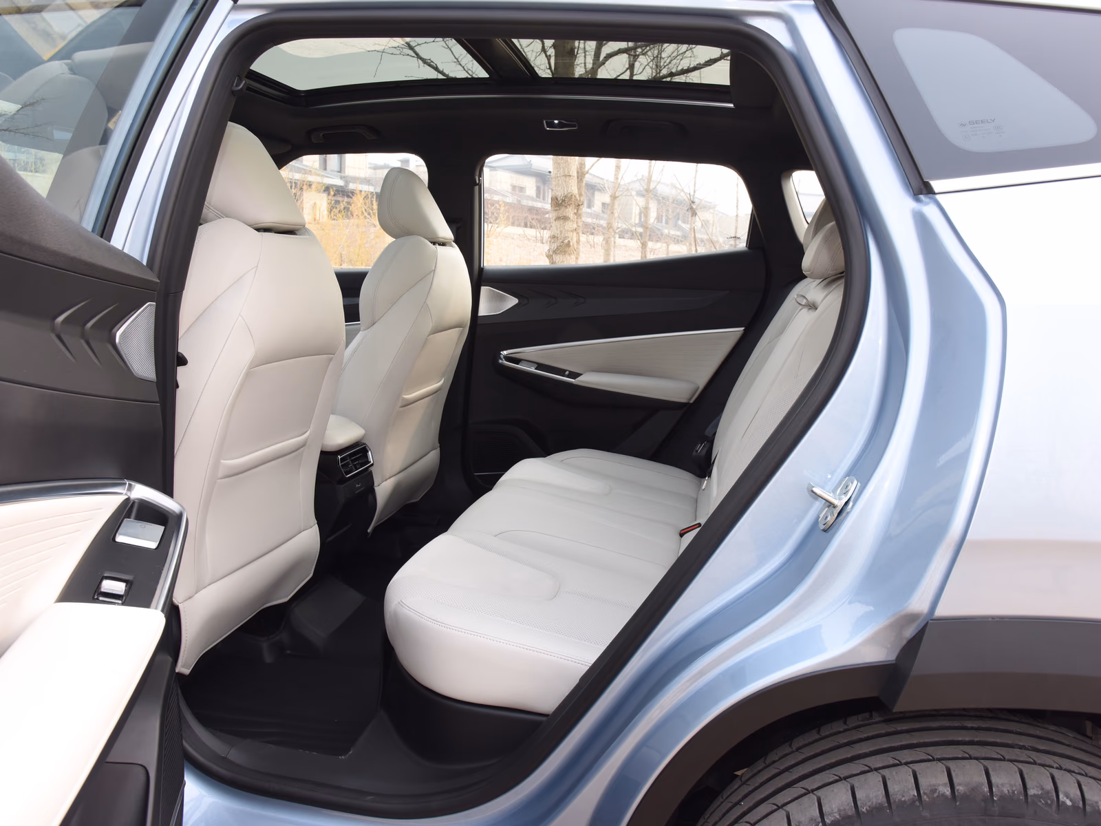 Geely Atlas Cool — доступ на второй ряд