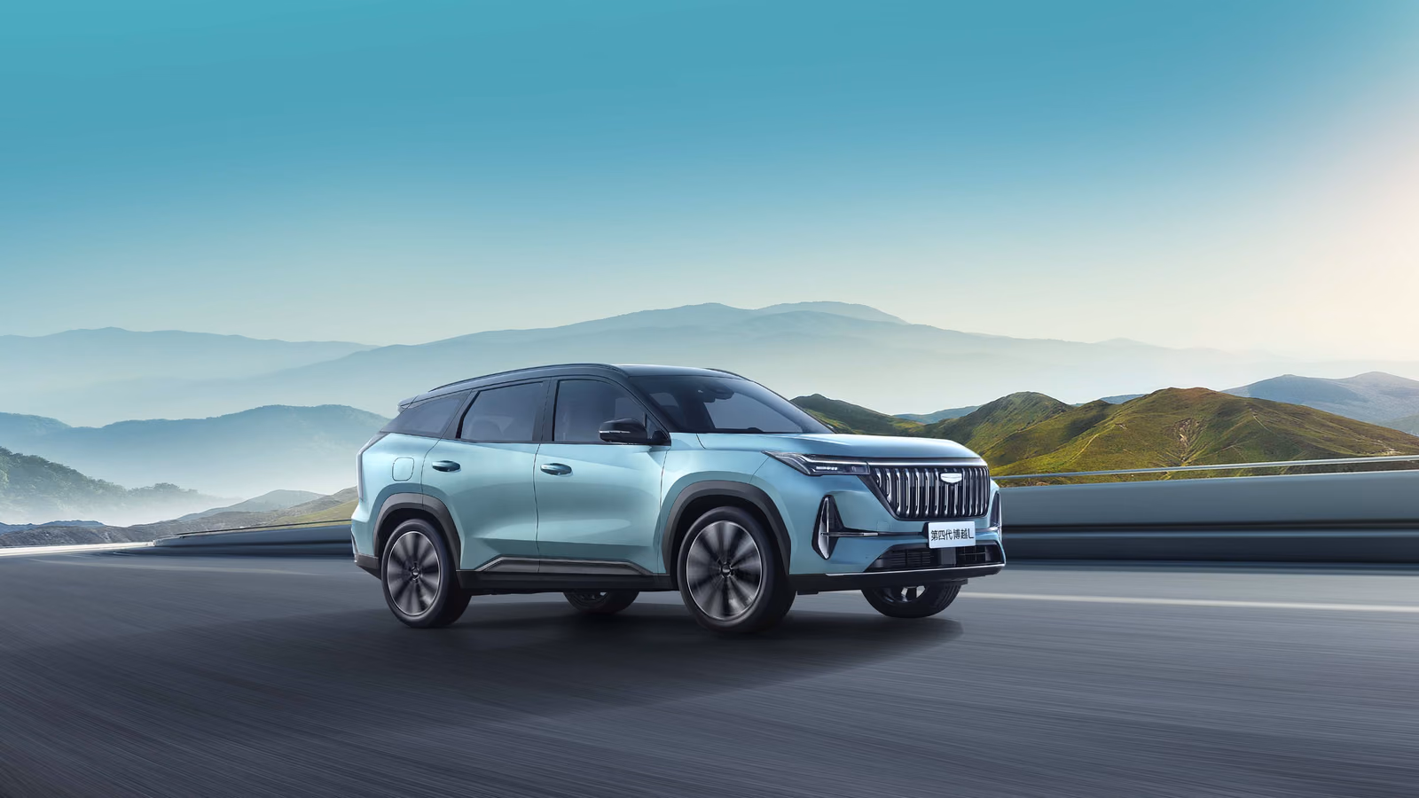 Geely Atlas L — вид спереди в три четверти в движении