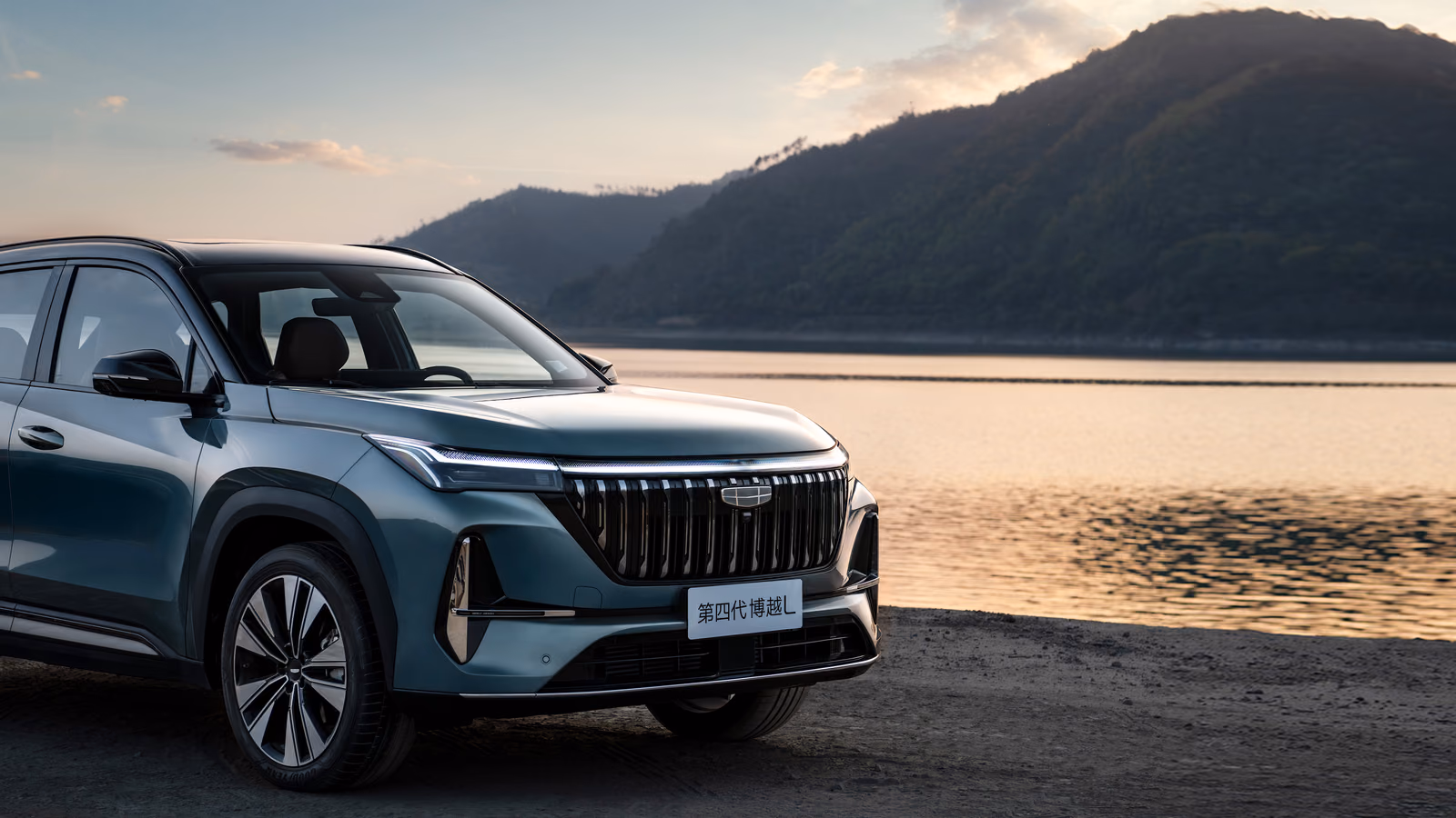 Geely Atlas L — вид спереди у озера